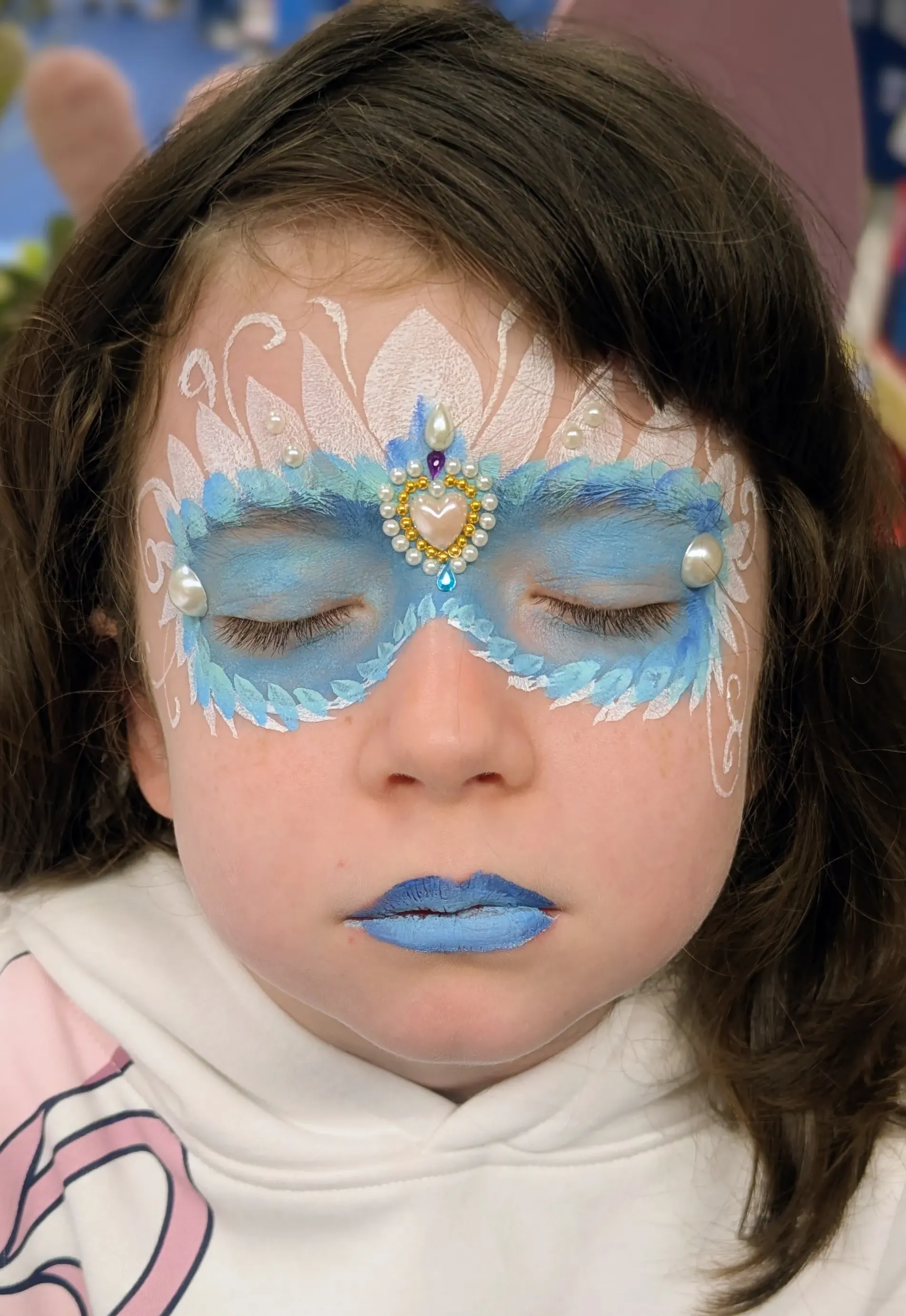 Maquillage artistique bleu avec strass